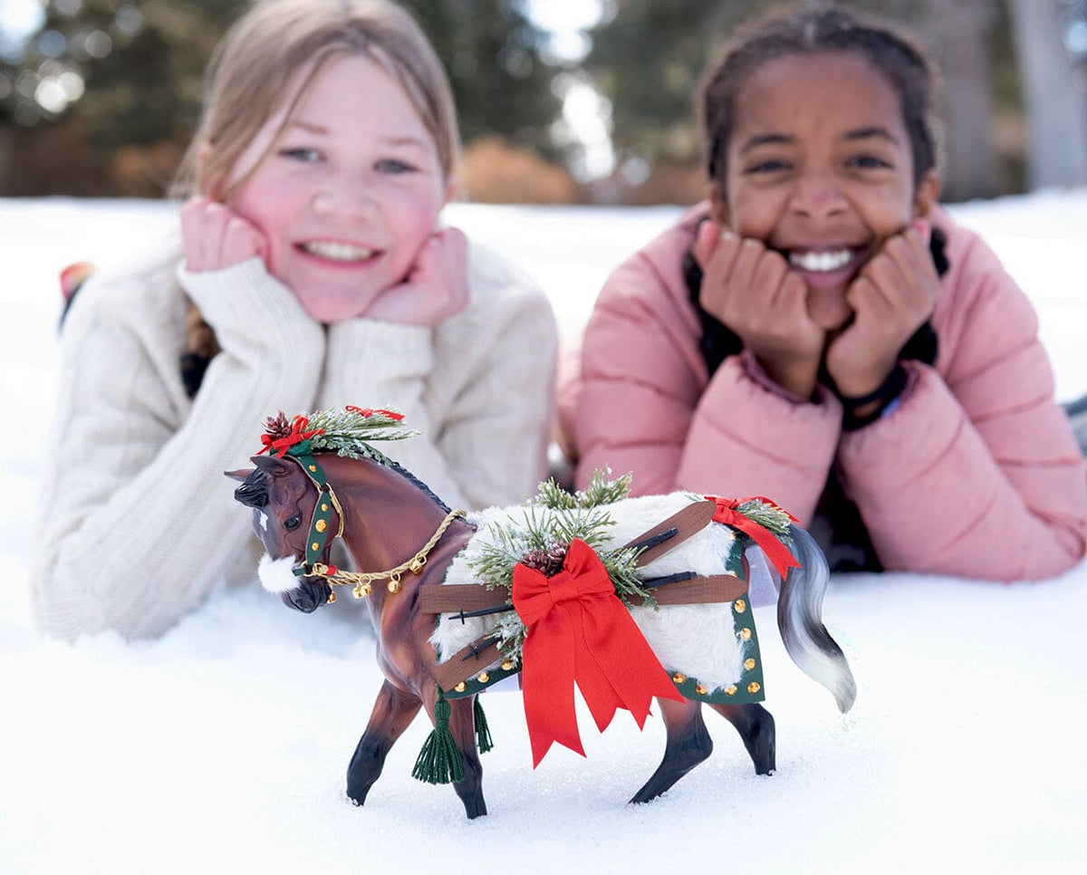 apres-ski-2024-holiday-horse-