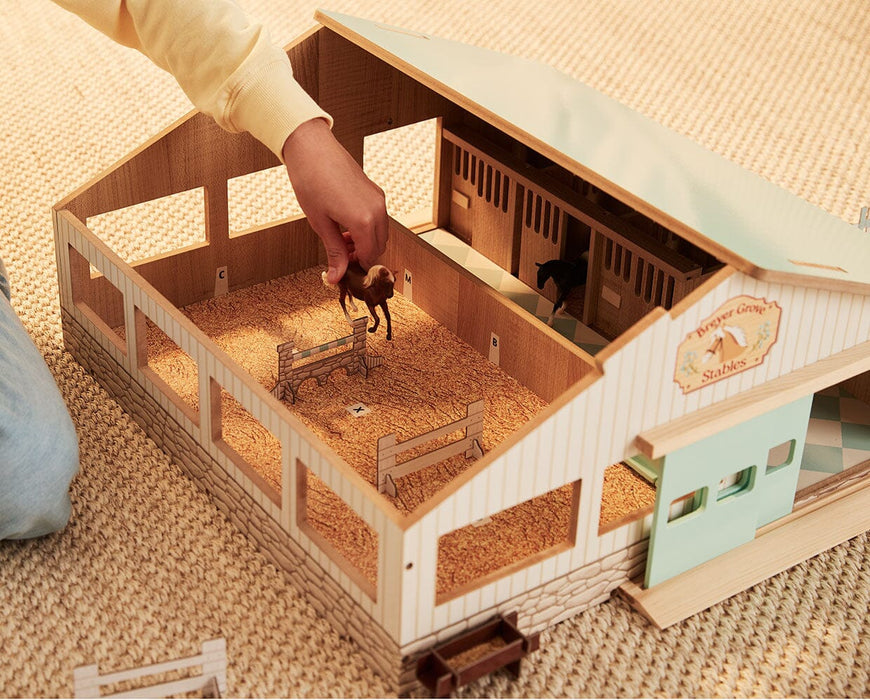 Deluxe Arena Stable on a floor with the roof open