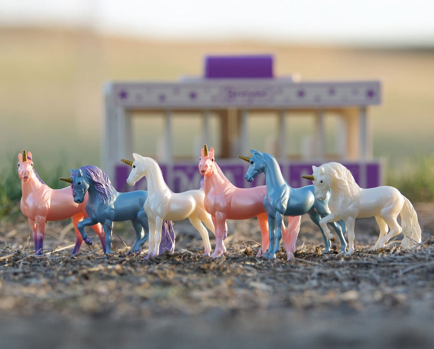 Unicorn Magic Wood Carry Stable with 6 Unicorns